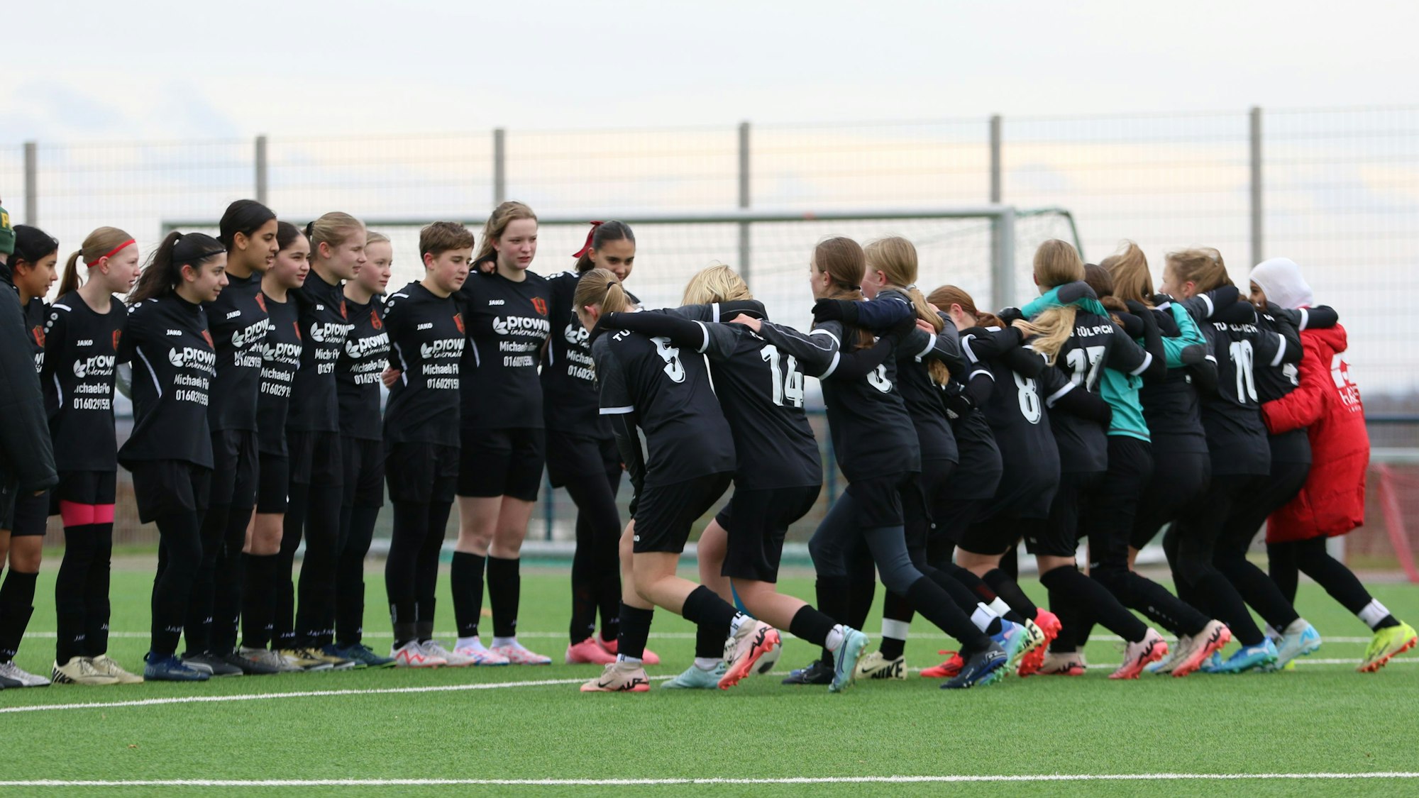 Mit Geschrei zum Aufstellen vor dem Anstoß: Zülpicher Spielerinnen wollen Eindruck schinden.
