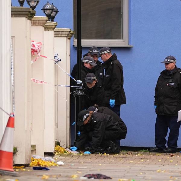 Polizeibeamte am Tatort in der Southern Grove in Ladbroke Grove, nachdem ein Mann und ein achtjähriges Mädchen bei einem Vorfall im Westen Londons verletzt wurden.