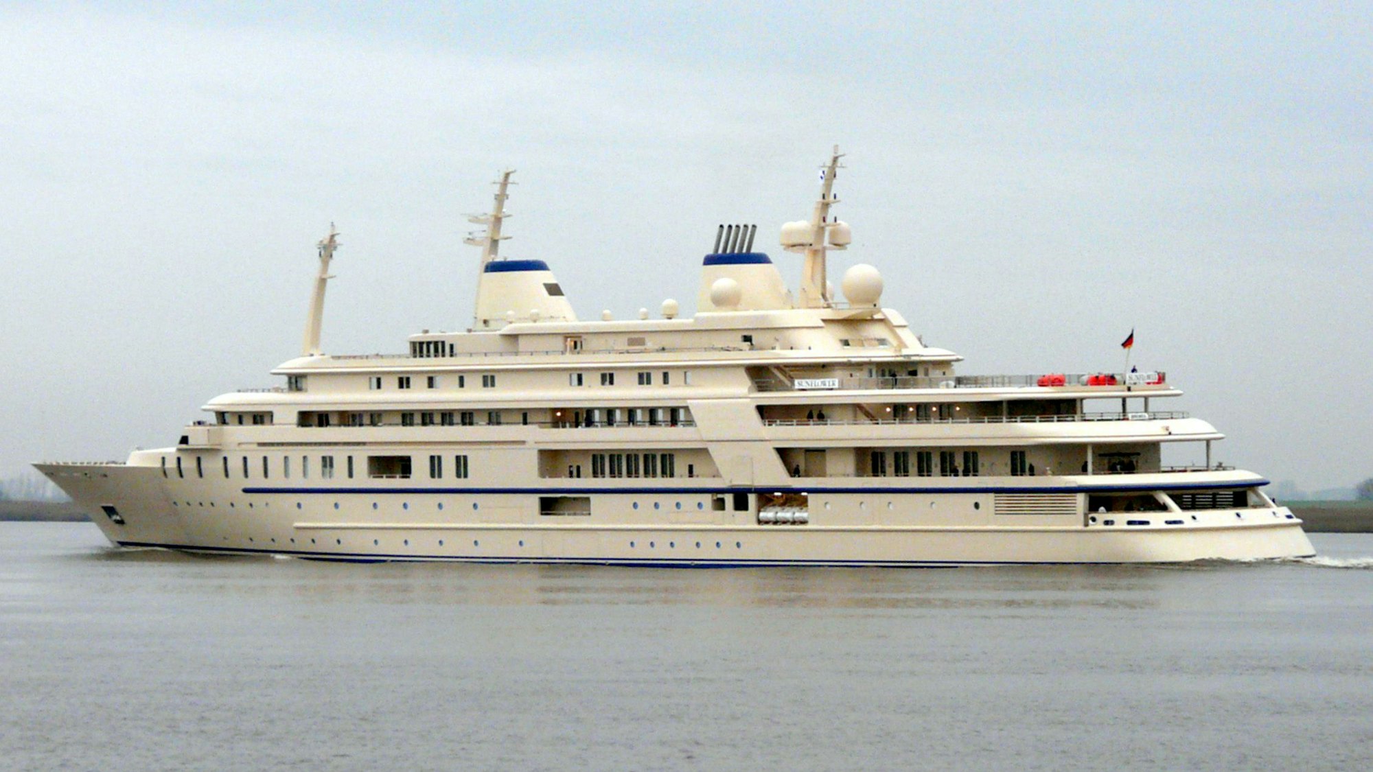 Die auf der Lürssen-Werft in Bremen für den Sultan von Oman gebaute Megayacht Al Said, liegt während einer Probefahrt im November 2007 auf der Weser.