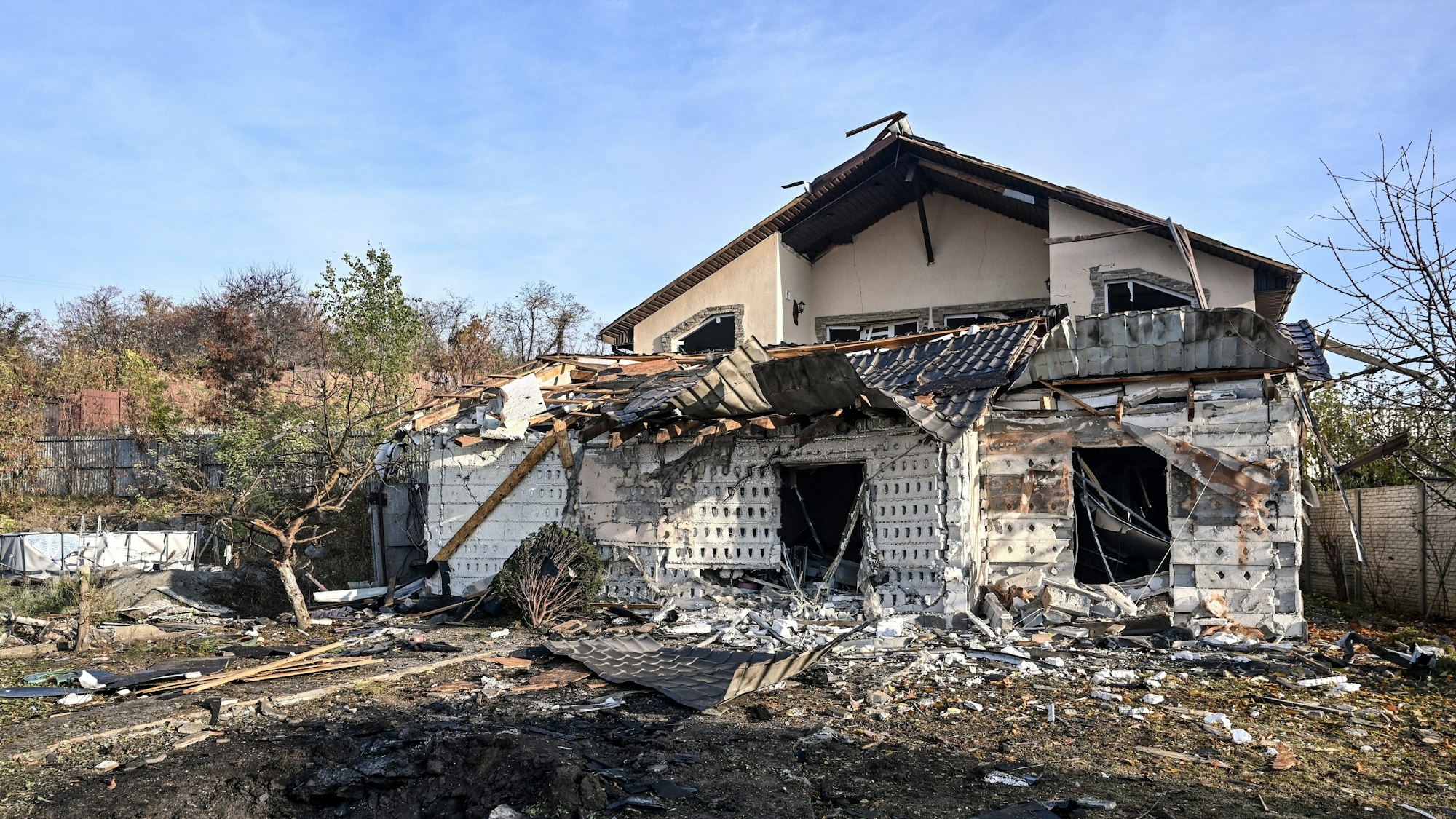 Ein beschädigtes Haus in der Ukraine.