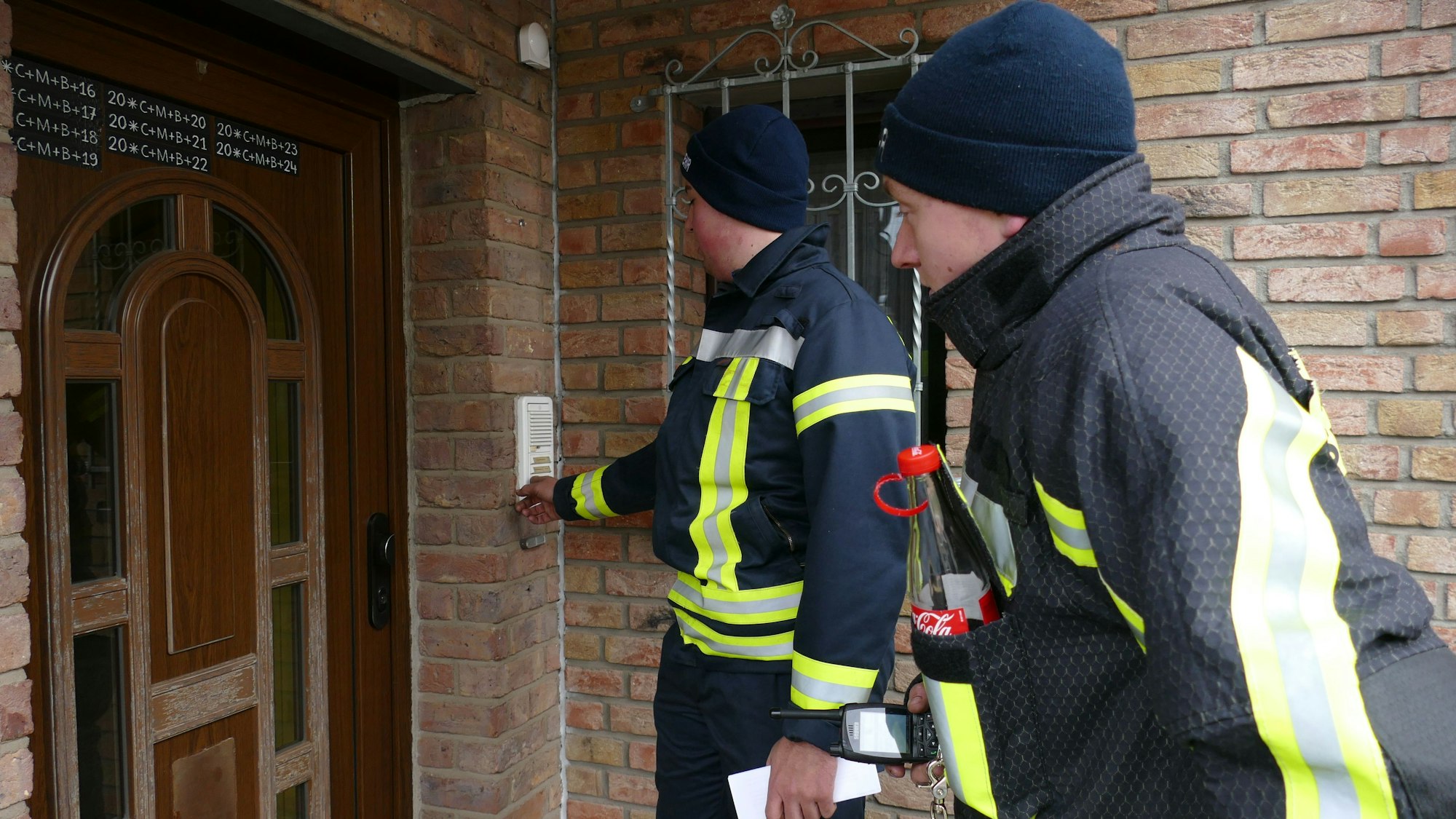 Die Feuerwehrleute klingeln an den Haustüren und sprechen mit den Bewohnern, um zu überprüfen, ob sie Hilfe brauchen.