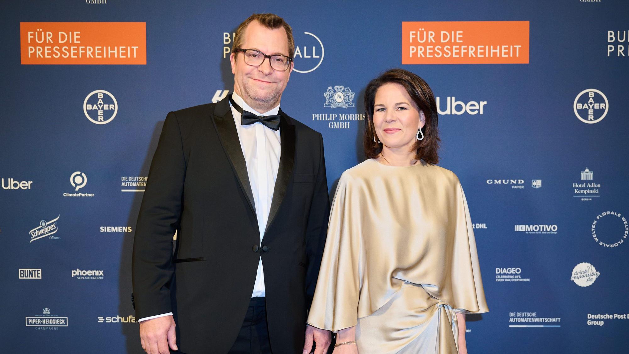 Annalena Baerbock (Bündnis90/Die Grünen), Außenministerin, und ihr Mann Daniel Holefleisch kommen zum 70. Bundespresseball.