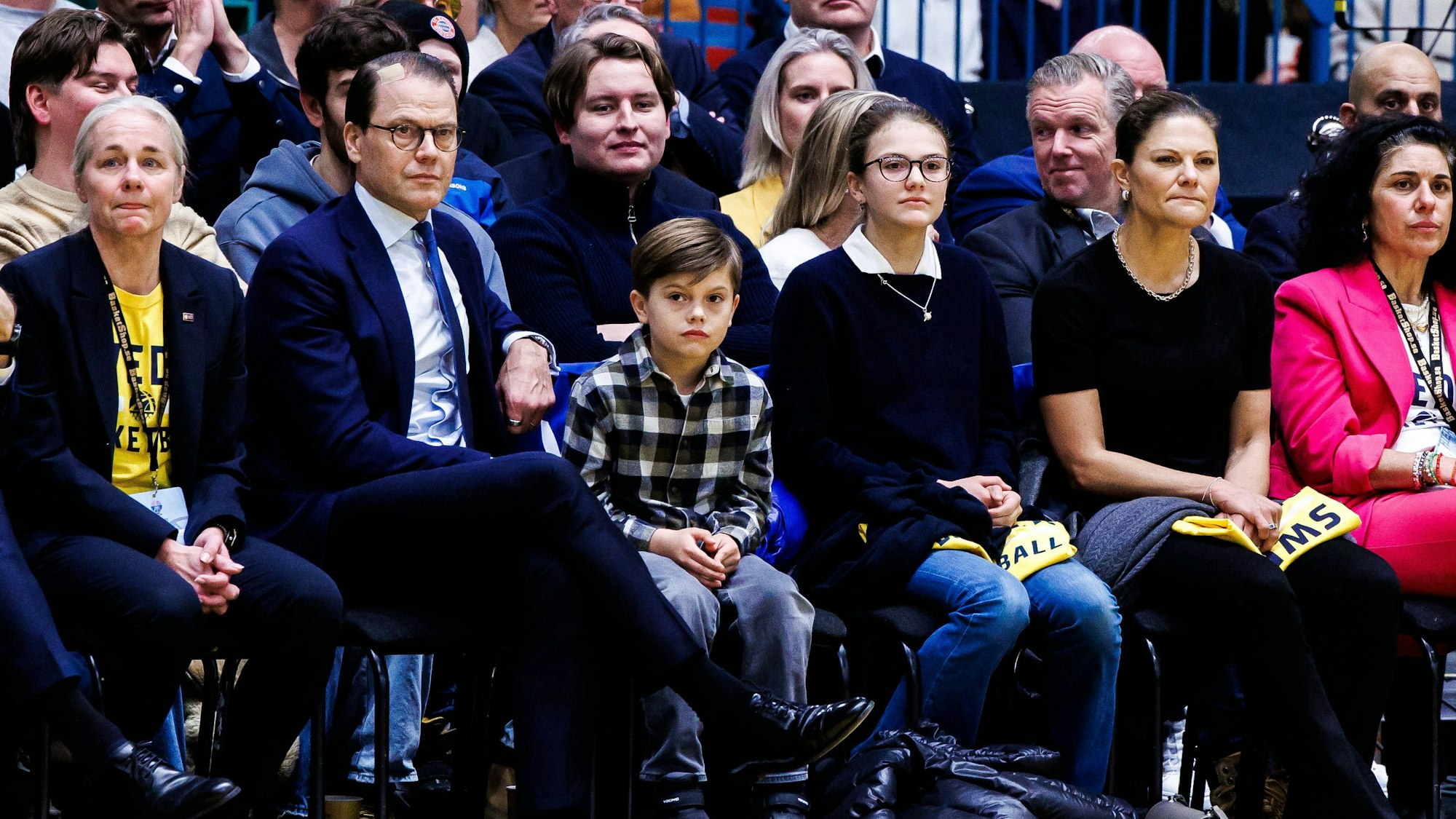 Prinz Daniel, Prinz Oscar, Prinzessin Estelle und Kronprinzessin Victoria von Schweden während des FIBA EuroBasket 2025-Qualifikationsspiels der Gruppe D zwischen Schweden und Deutschland.