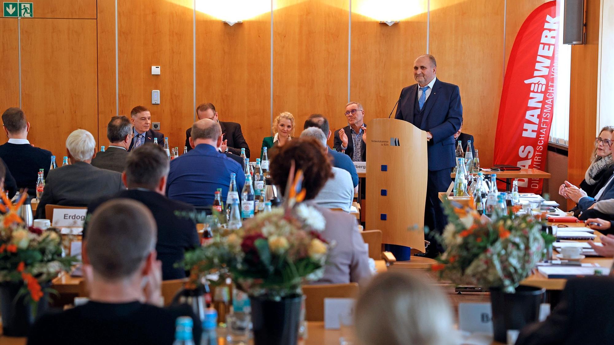 Hans Peter Wollseifer spricht am 25.11.2024 vor der Vollversammlung der Handwerkskammer zu Köln