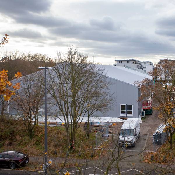 Leichtbauhallen an der Luxemburger Straße sollen die Platznot der Gerichte lindern.