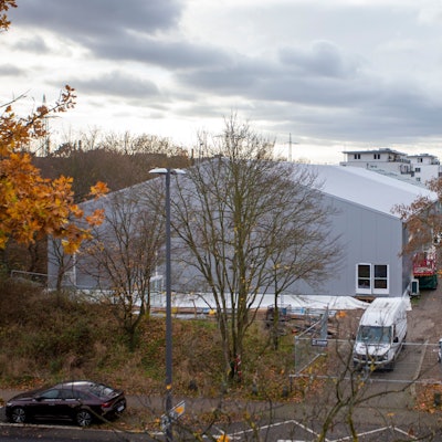 Leichtbauhallen an der Luxemburger Straße sollen die Platznot der Gerichte lindern.