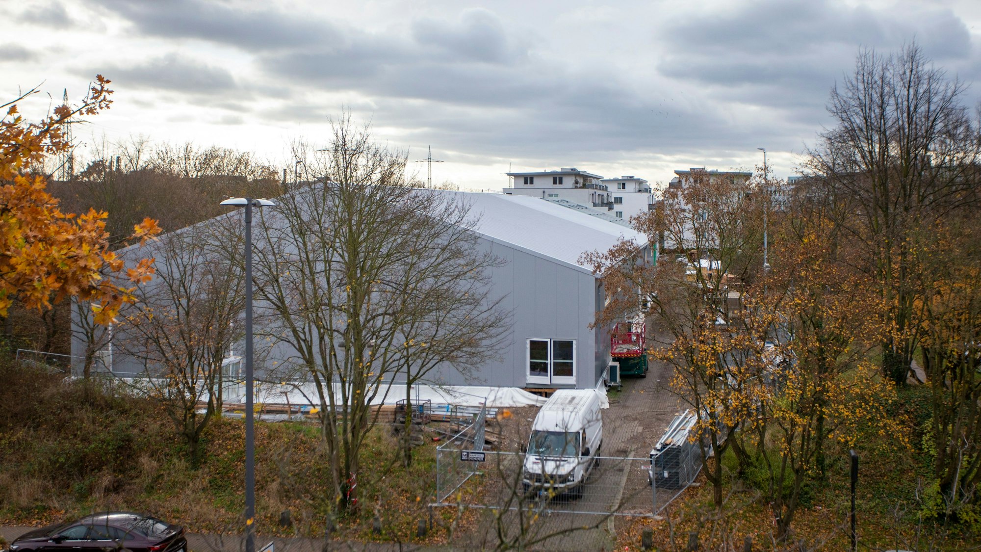 Leichtbauhallen an der Luxemburger Straße sollen die Platznot der Gerichte lindern.