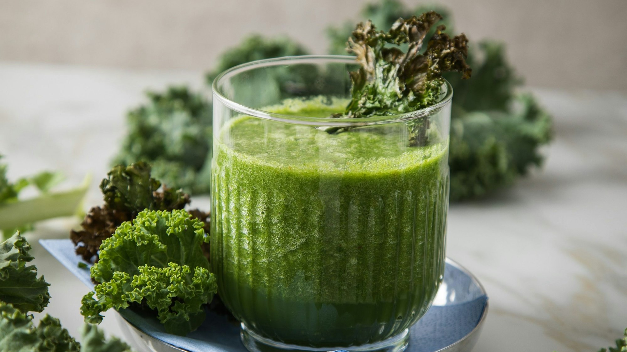 Ein Grünkohl-Smoothie im Glas.