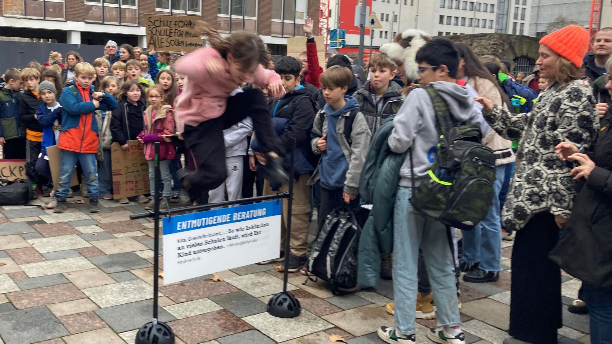 Einen Hindernisparcours hatten die Demonstrierenden vor dem Rathaus aufgebaut.