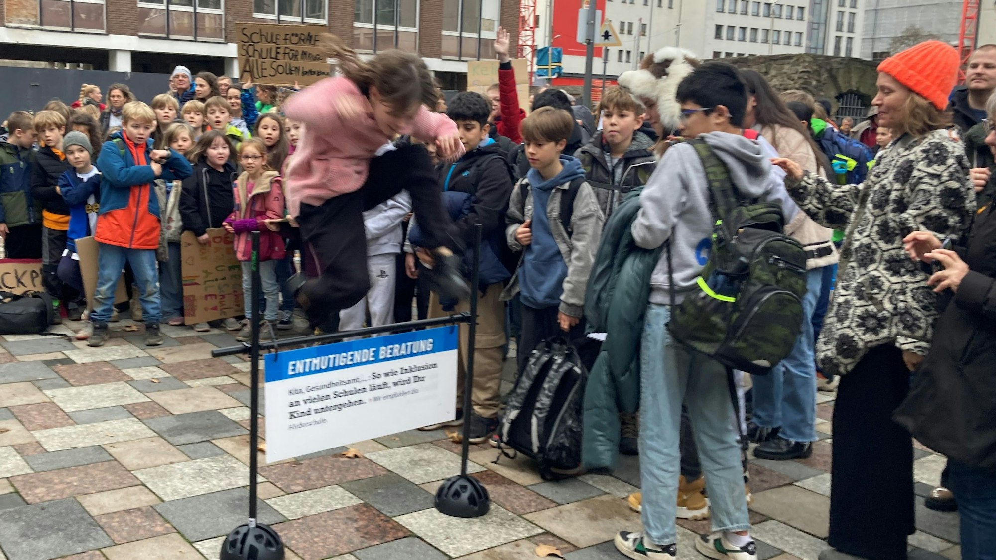 Einen Hindernisparcours hatten die Demonstrierenden vor dem Rathaus aufgebaut.