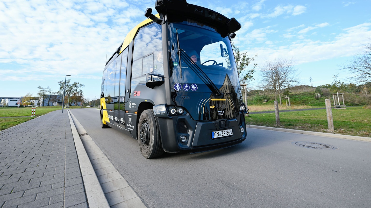 Ein autonomer Kleinbus fährt über eine öffentliche Straße.