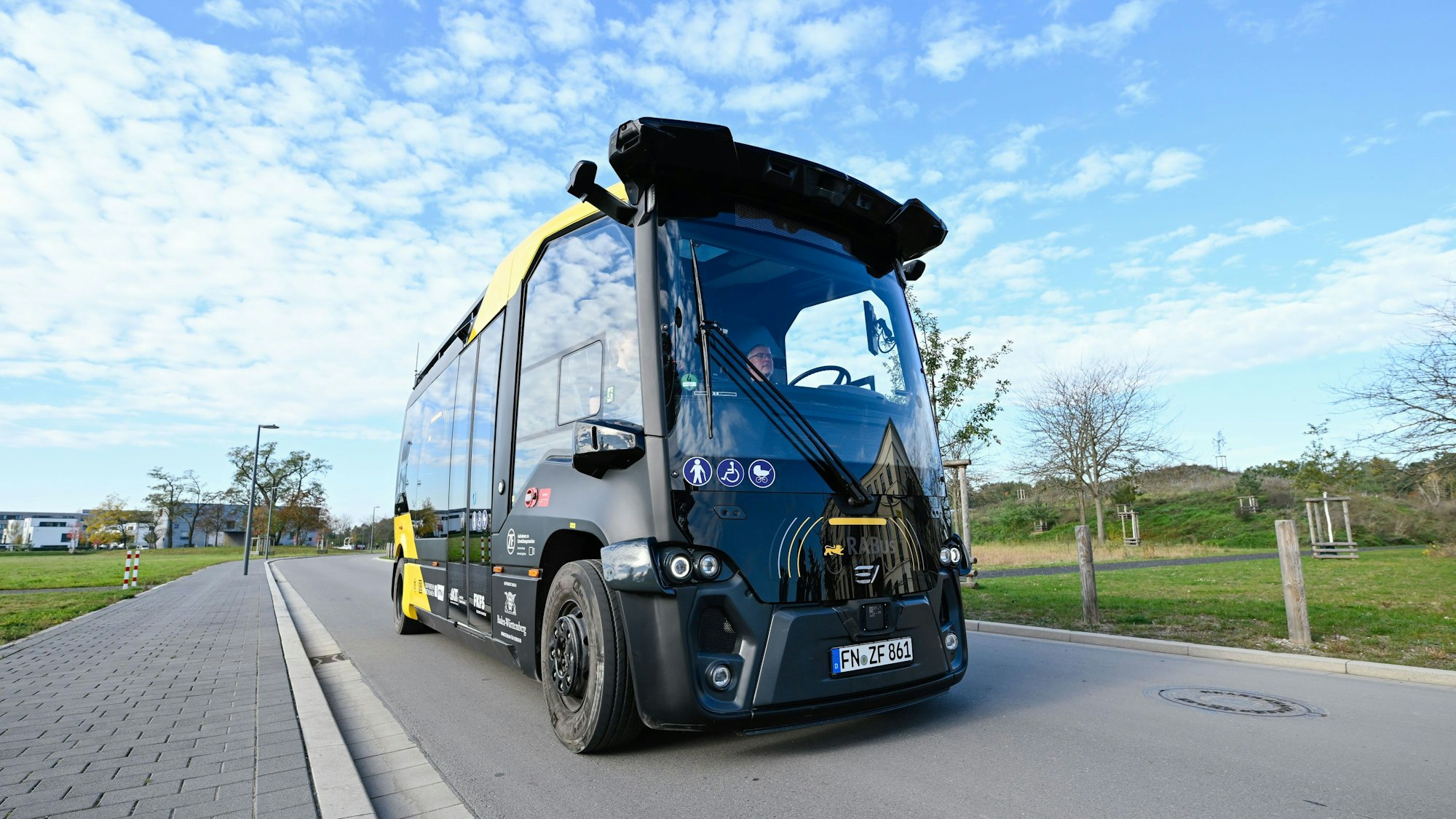 Ein autonomer Kleinbus fährt über eine öffentliche Straße.