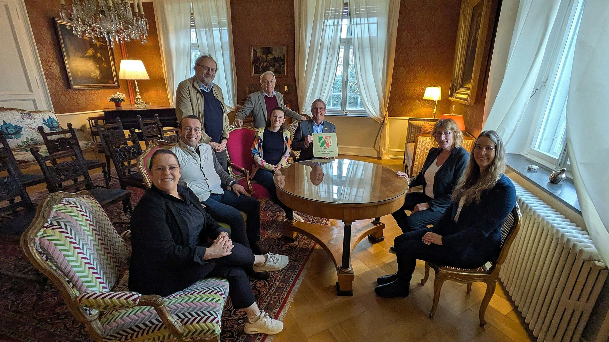 Das Haus Rankenberg ist neue Außenstelle des Standesamtes Bornheim (von links): Ordnungsamtsleiterin Sabine Walter, Maximilian von Kempis, Ortsvorsteher Wilfried Hanft, Antonie von Kempis, Thomas von Kempis, Bürgermeister Christoph Becker und die Standesbeamtinnen Elisabeth Schurz und Katrin Berchem im Trauzimmer.