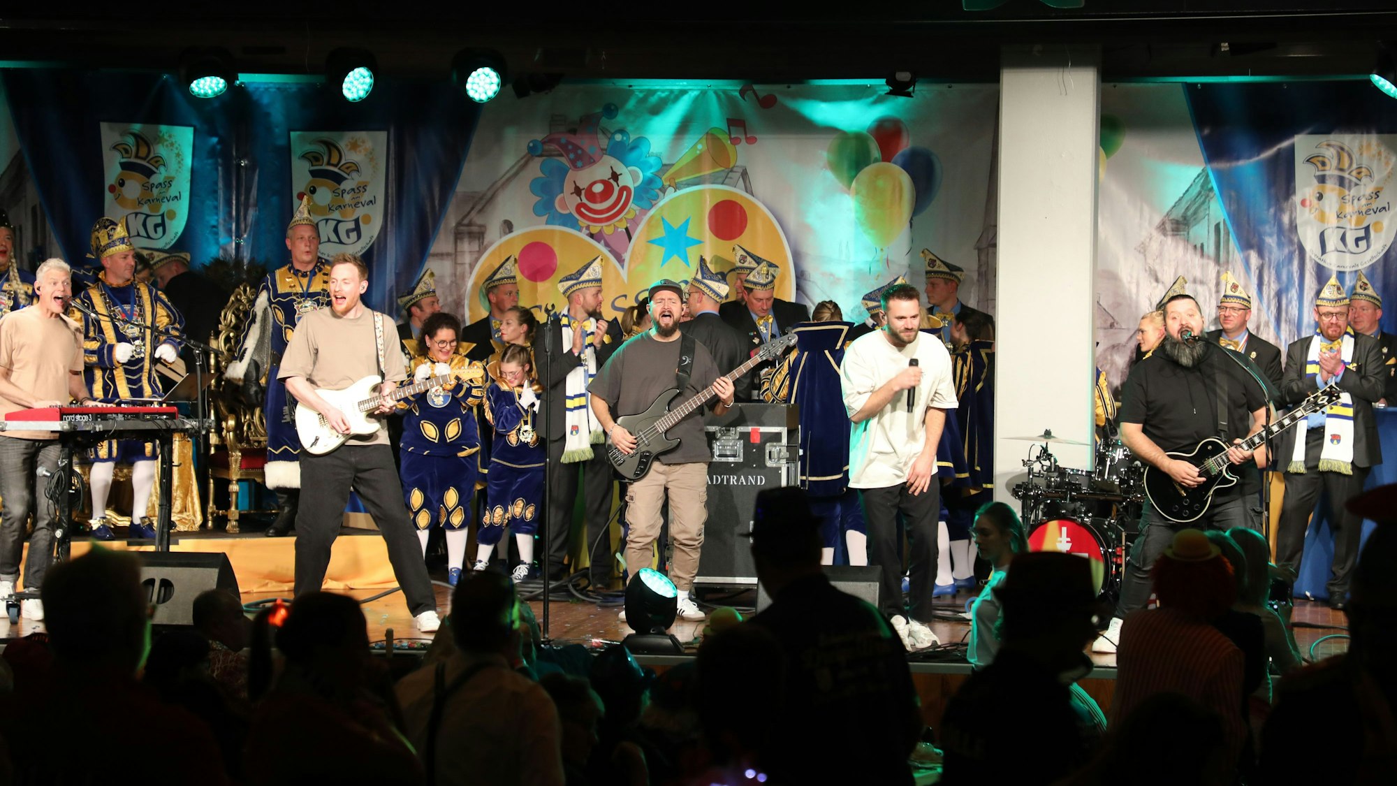 Eine Band spielt auf der Bühne des Overather Schulzentrums.