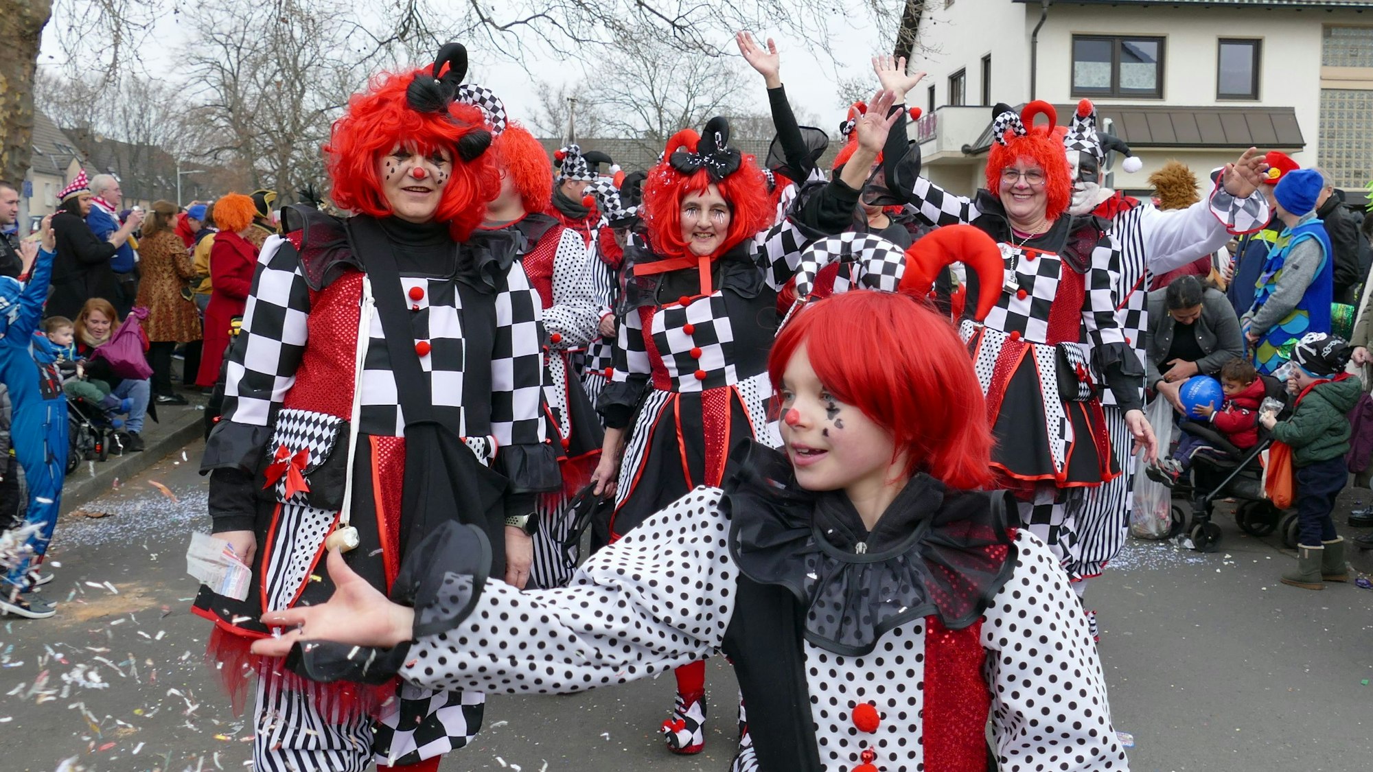Clowns auf einem Karnevalszug