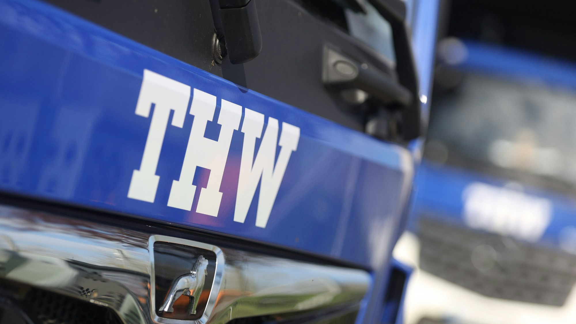 Schriftzug des Technischen Hilfswerks (THW) auf einem Fahrzeug.