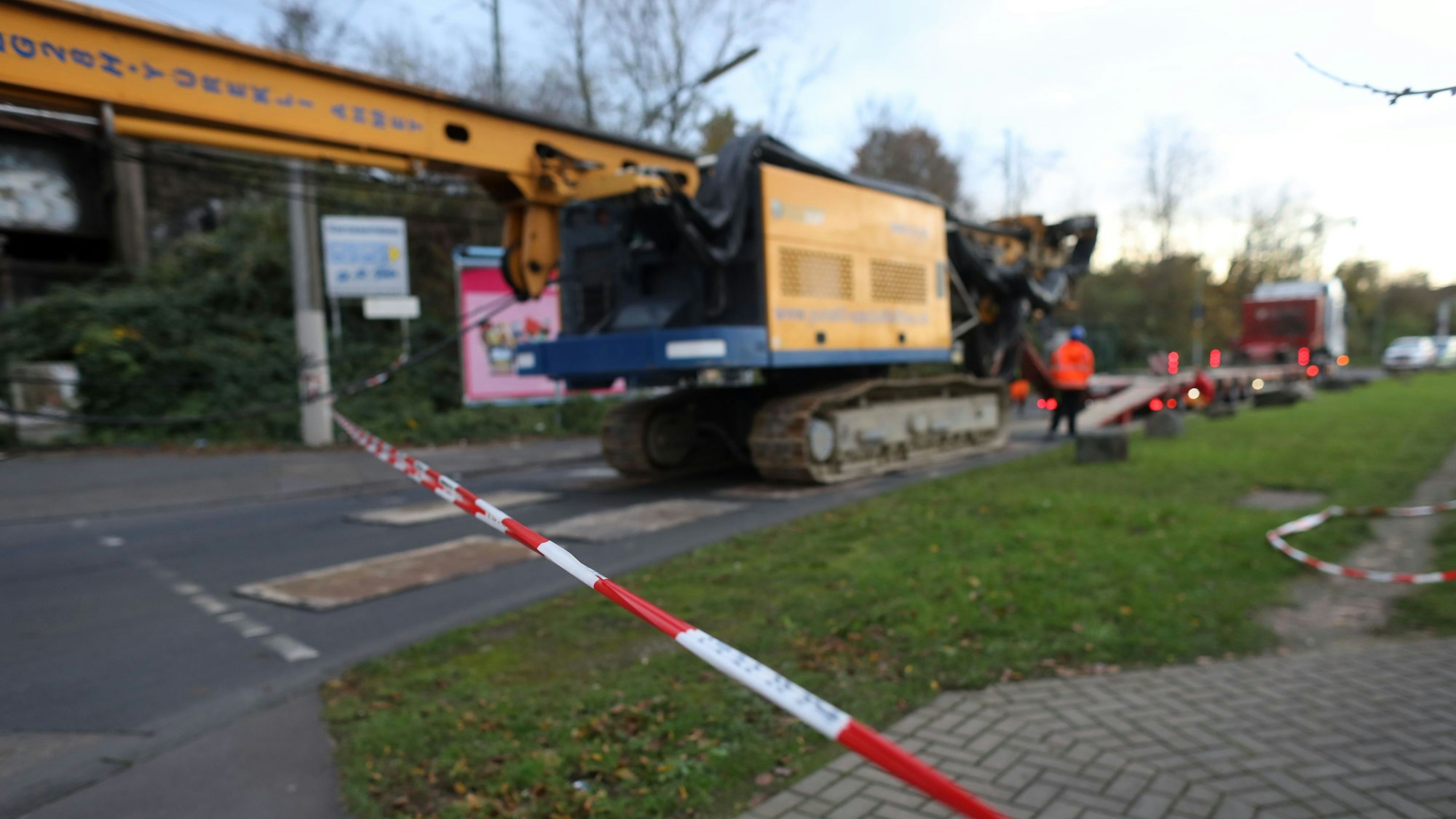 25.11.2024, Köln: Auf der Siegburger Straße in Poll hat ein Schwerlastransport ein KVB Oberleitung abgerissen. Foto: Arton Krasniqi