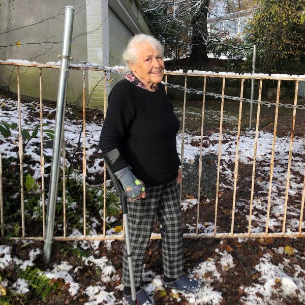 Frau Fuchs steht vor dem Absperrgitter.