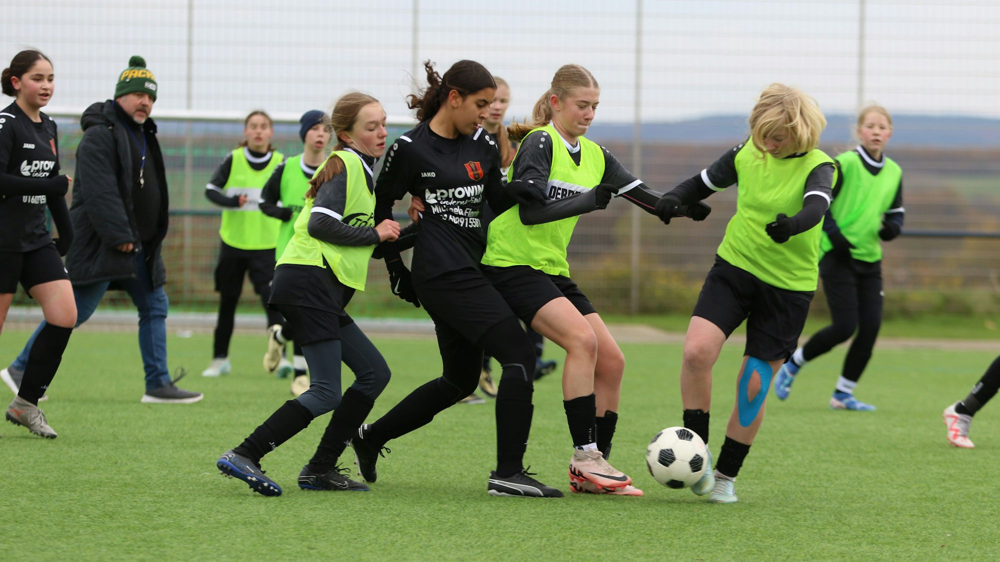 Im Spiel gegen Plittersdorf mussten die Zülpicherinnen mit grünen Leibchen spielen.
