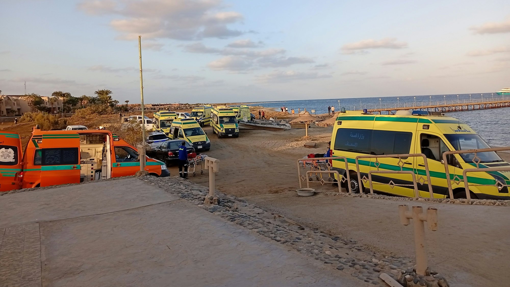 Rettungskräfte und Krankenwagen warten am Strand auf mögliche Überlebende, nachdem ein Touristenboot mit 45 Personen an Bord vor der Küste gesunken ist.