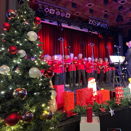 In vorweihnachtlichem Ambiente trug der traditionsreiche Männerchor mit Dirigent Andreas Biertz besinnliche und heitere kölsche Lieder vor.