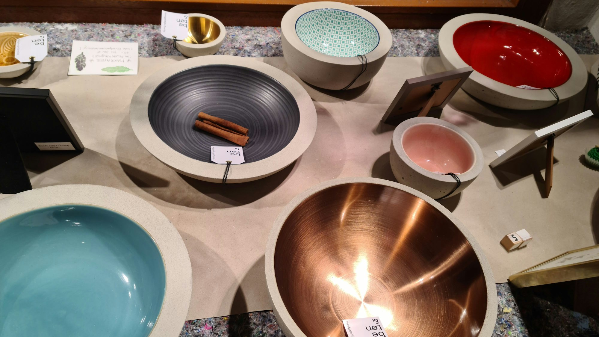 Bunte Schalen stehen nebeneinander in einem Schaufenster.