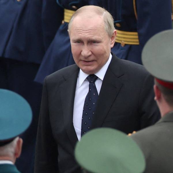 Kremlchef Wladimir Putin bei einer Zeremonie mit Militärpersonal. Aus Moskau kommen derzeit erneut Drohungen in Richtung Europa. (Archivbild)