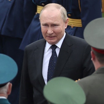 Kremlchef Wladimir Putin bei einer Zeremonie mit Militärpersonal. Aus Moskau kommen derzeit erneut Drohungen in Richtung Europa. (Archivbild)