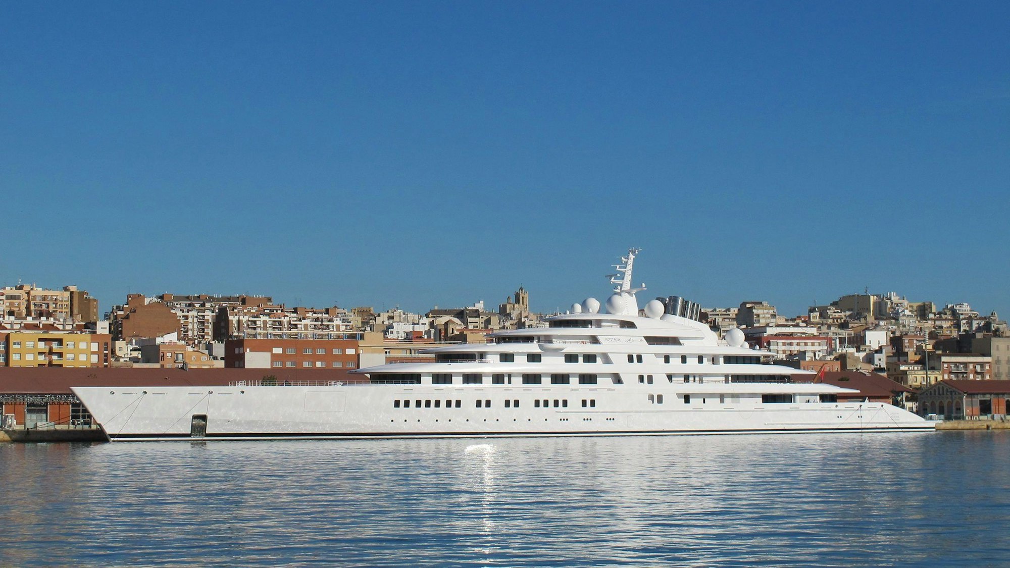 Die größte Privatyacht der Welt, Azzam, liegt im Dezember 2014 im Yachthafen Port Tarracon in Tarragona, Katalonien, im Nordosten Spaniens.