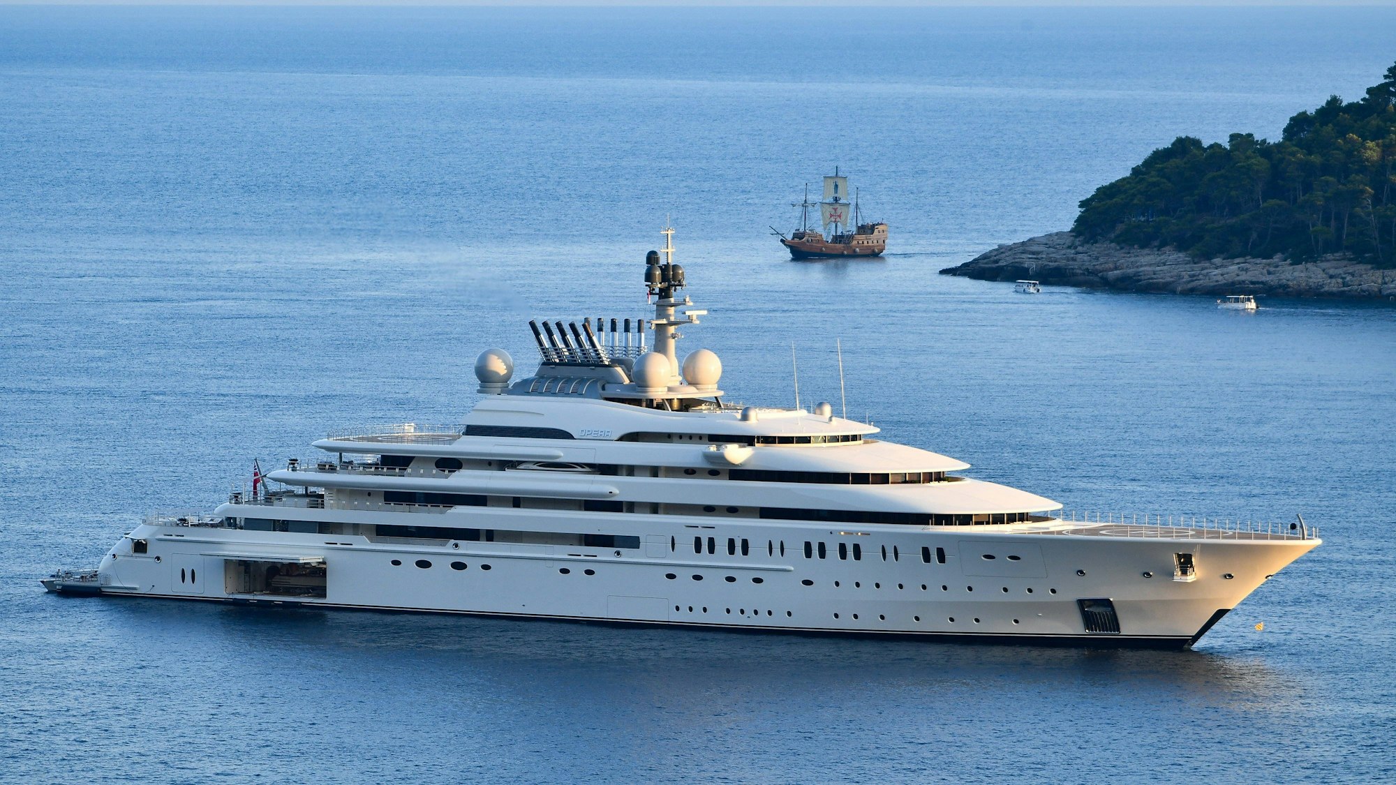 Die Megayacht Opera vor der Küste von Dubrovnik.
