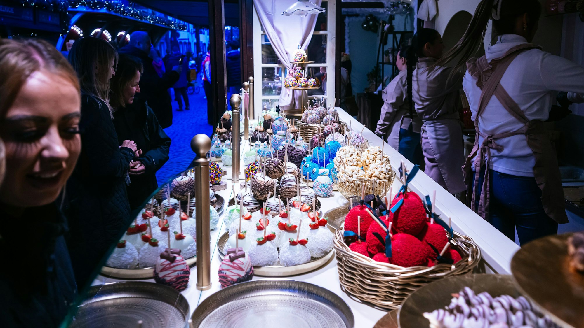 Süßwaren werden an einem Stand präsentiert.
