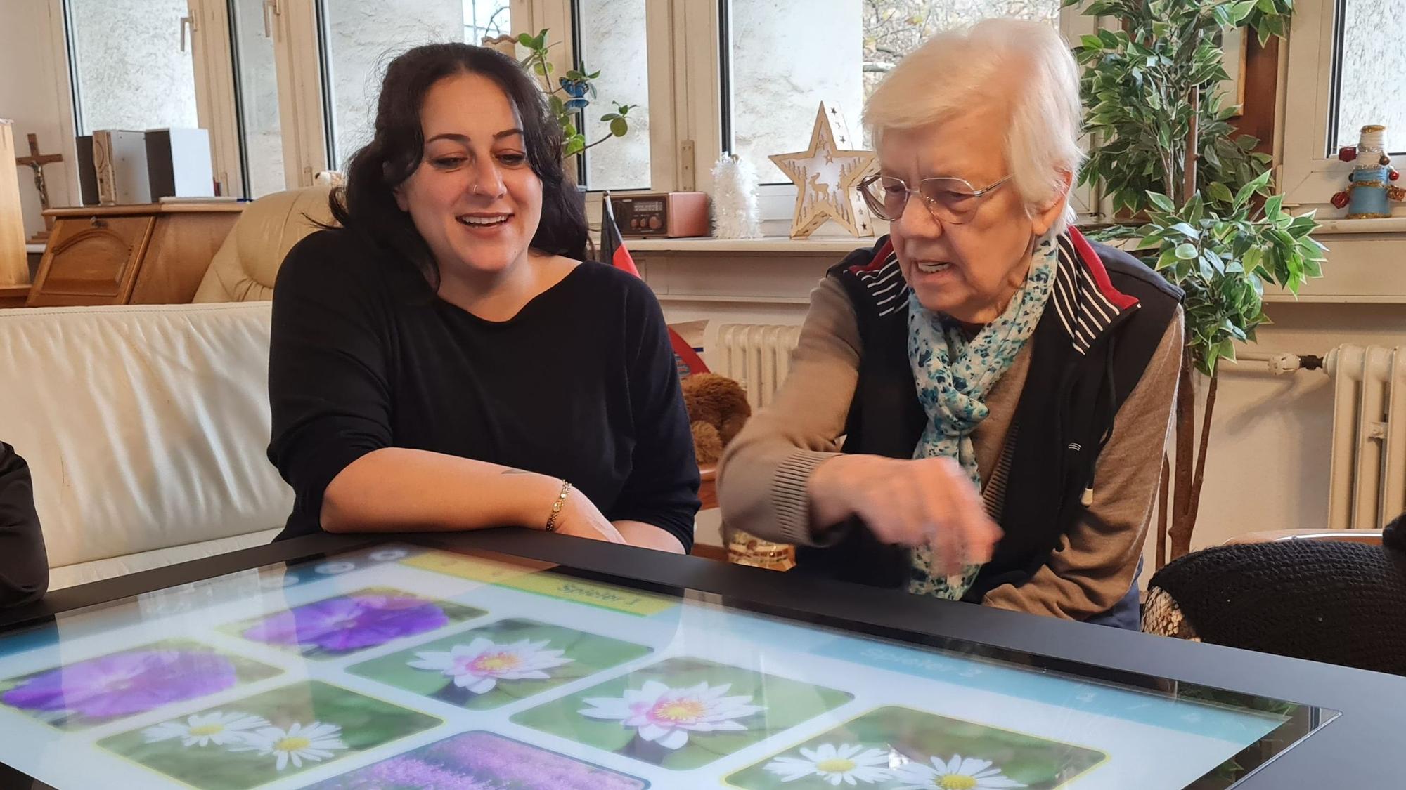Memory spielen am Care-Table in der Demenz-WG.