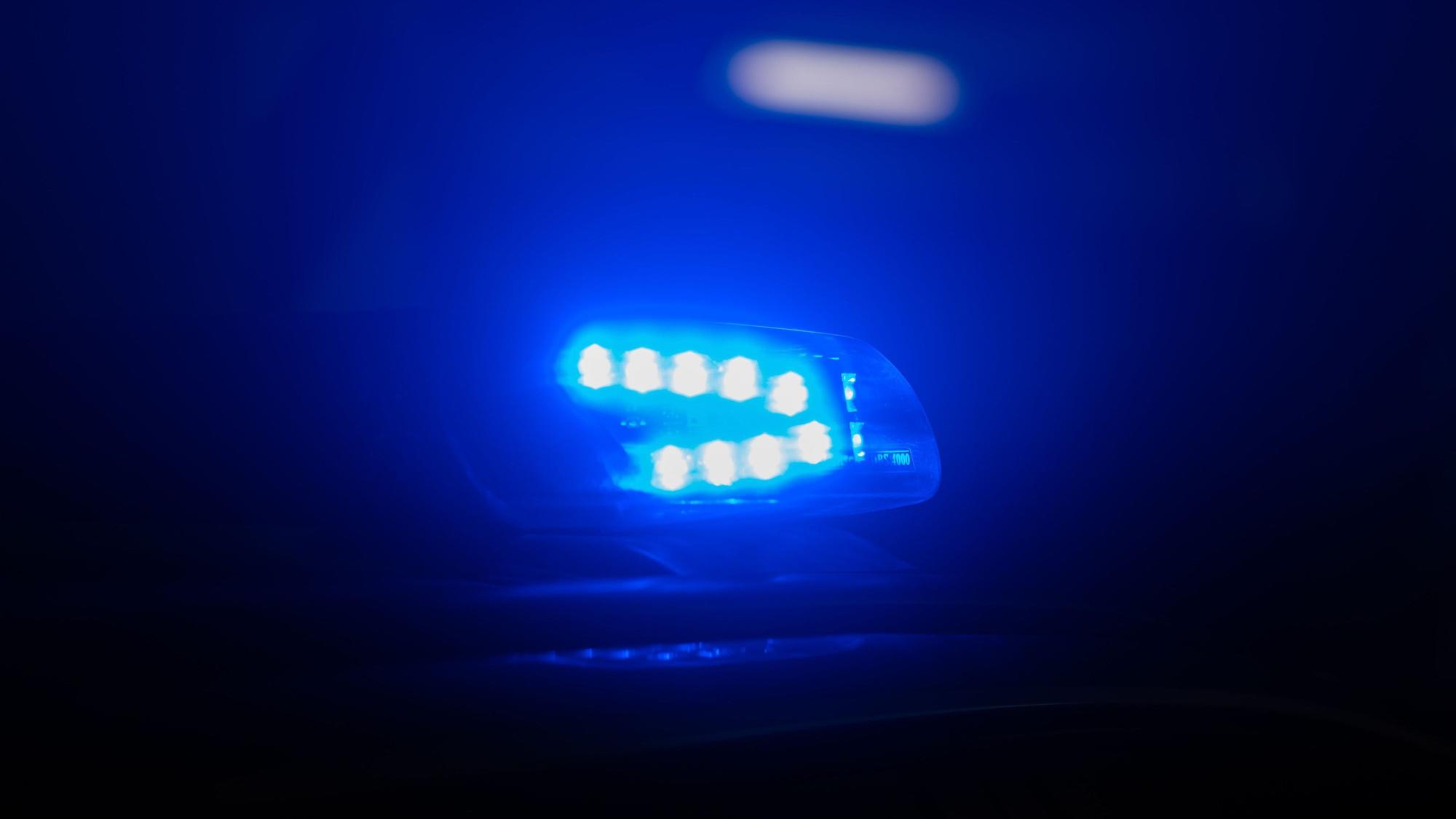 Das Bild zeigt ein leuchtendes Blaulicht auf einem Polizeiwagen.