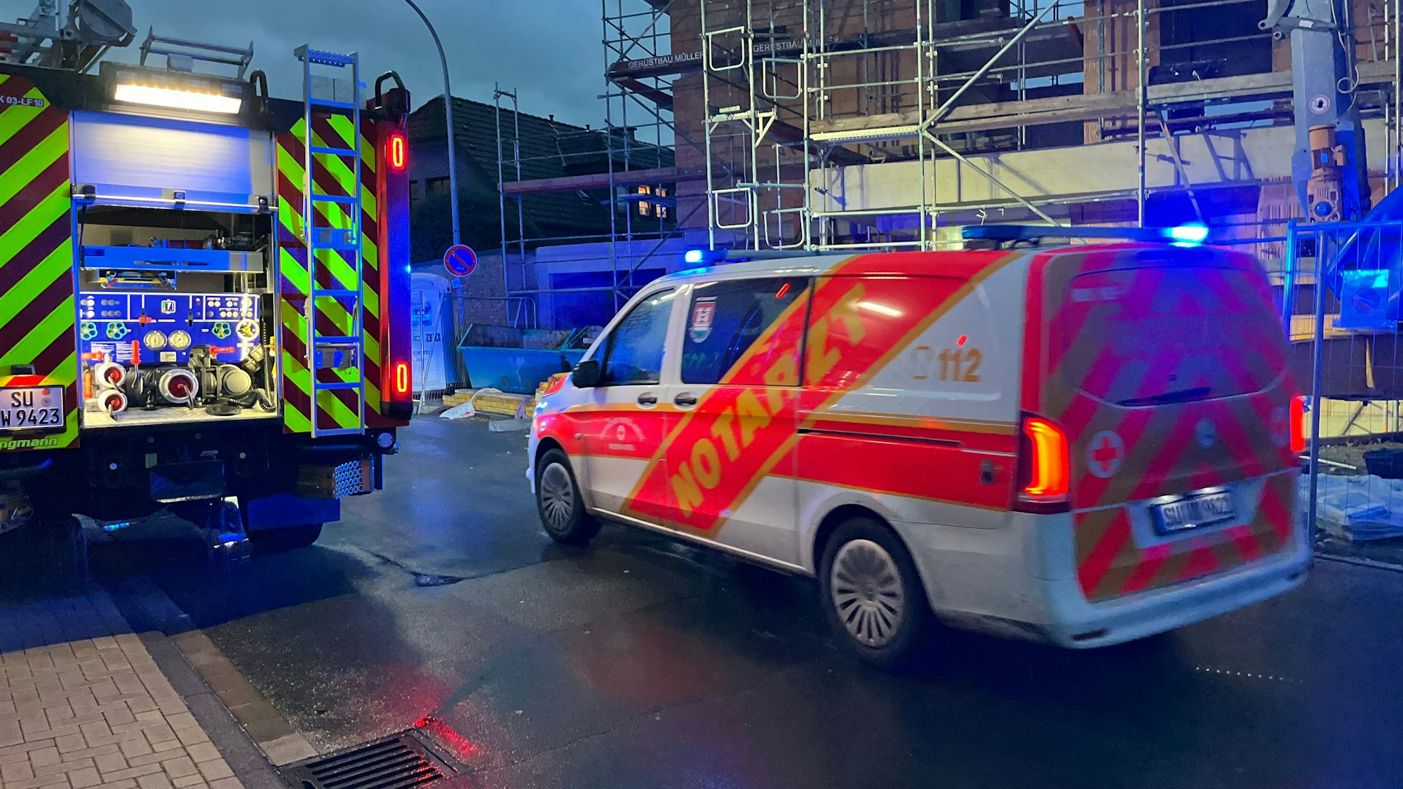 In Niederkassel-Mondorf ist ein Bauarbeiter bei einem Sturz in einen Aufzugschacht lebensgefährlich verletzt worden.