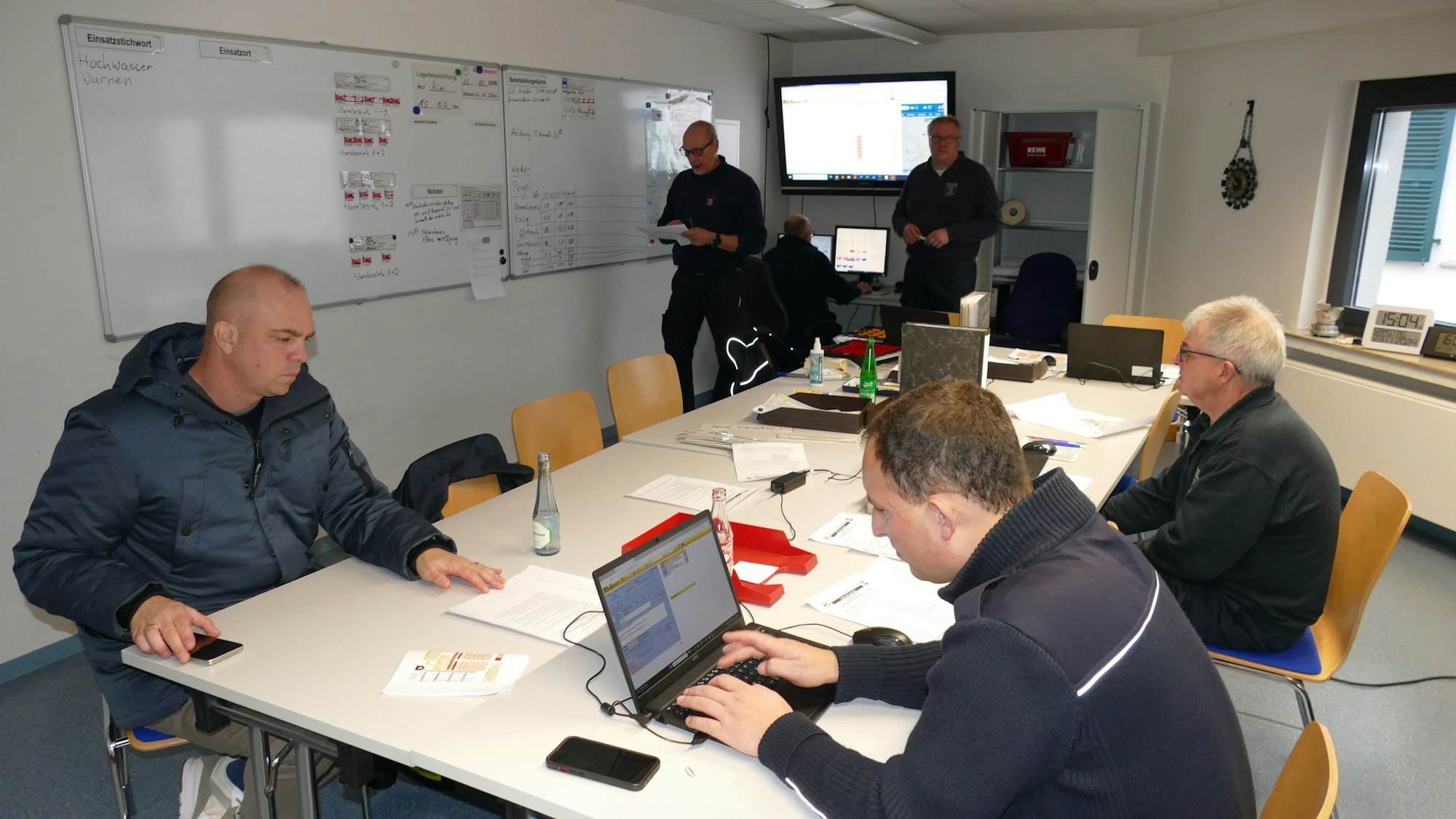 Im Feuerwehrhaus Miel sitzt der Stab und probt die Koordination in einer Hochwasserlage.