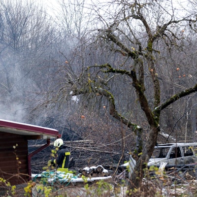 Mitarbeiter des litauischen Katastrophenschutzministeriums arbeiten in der Nähe der Stelle, an der ein DHL-Frachtflugzeug in ein Haus in der Nähe der litauischen Hauptstadt Vilnius, gestürzt ist.