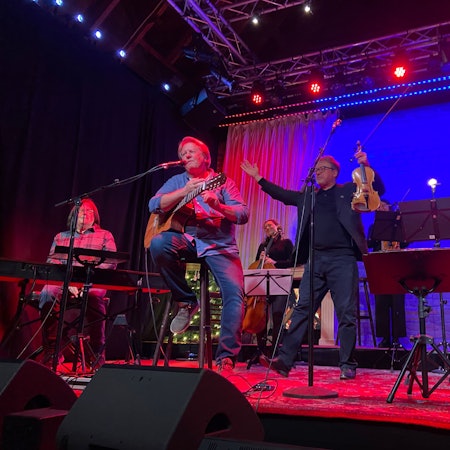 Roland Kulik (zweiter von links) mit einem Teil seines Ensembles. Seit 1996 ist die Kölsche Weihnacht für zig-tausend Gäste aufgeführt worden.