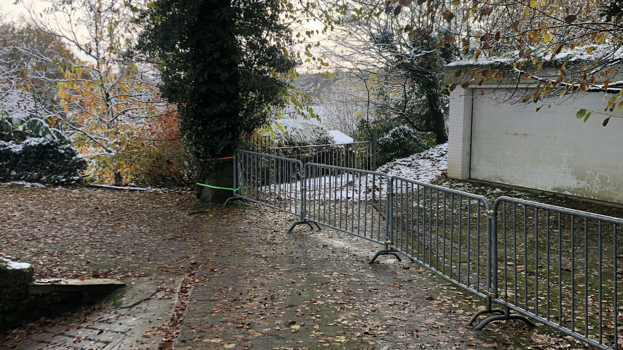 Mit einer Absperrung wird der Durchgang über das Grundstück des Nachbarn zum Haus von Irmintraut Fuchs blockiert.