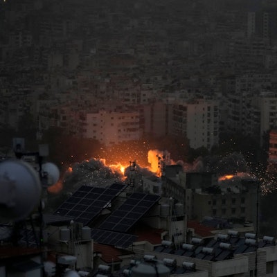 Rauch und Flammen steigen nach einem israelischen Luftangriff auf Dahiyeh auf.