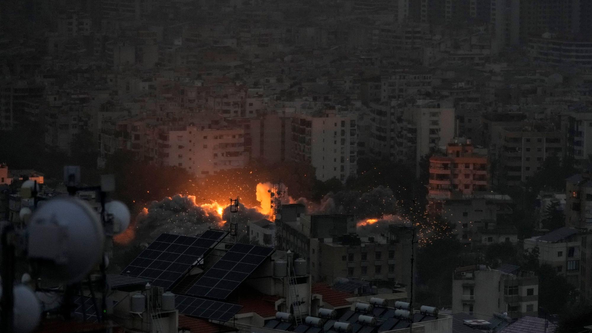 Rauch und Flammen steigen nach einem israelischen Luftangriff auf Dahiyeh auf.