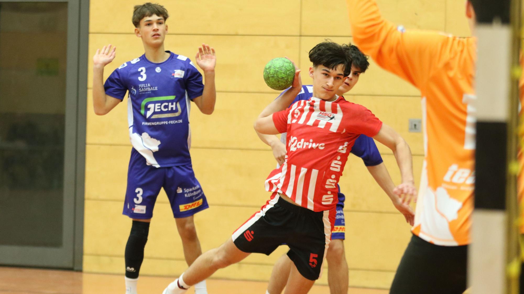 Der Handballer wirft relativ ungehindert aufs Tor.