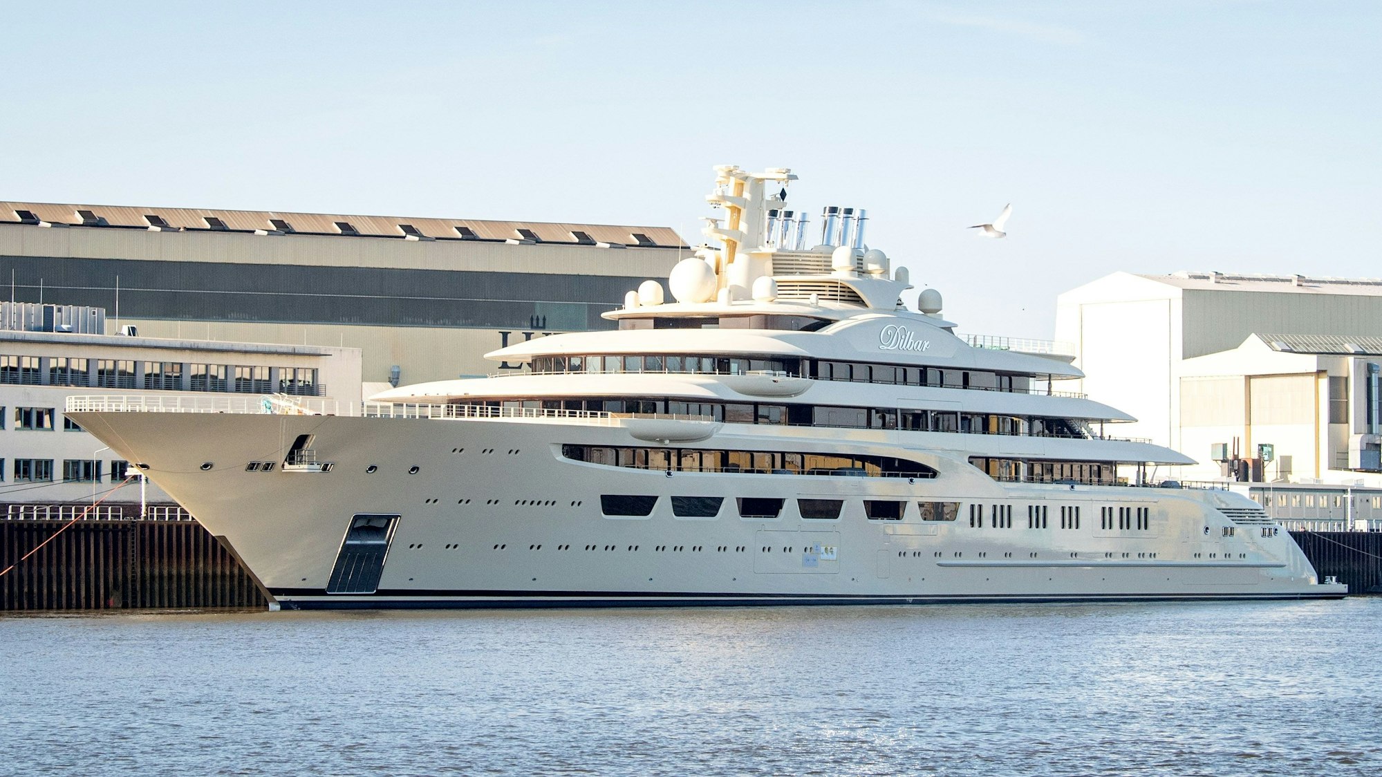 Die Luxusjacht „Dilbar“ liegt an der Lürssen-Werft in Lemwerder gegenüber vom Bremer Stadtteil Vegesack.