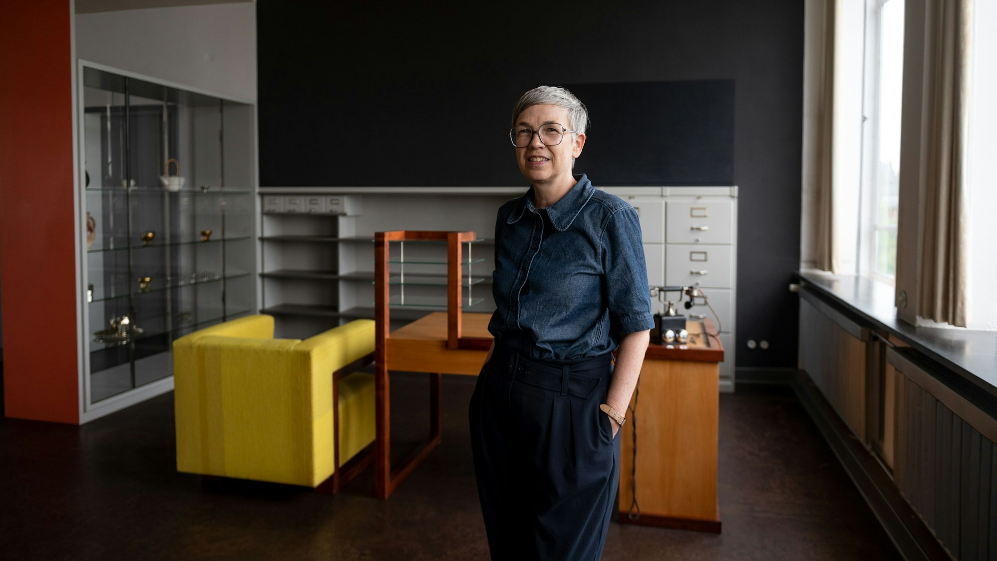 Im historischen Ambiente des Direktorenzimmers von Bauhaus-Gründer Walter Gropius steht Barbara Steiner, zukünftige Direktorin der Stiftung Bauhaus Dessau im Bauhaus in Dessau.