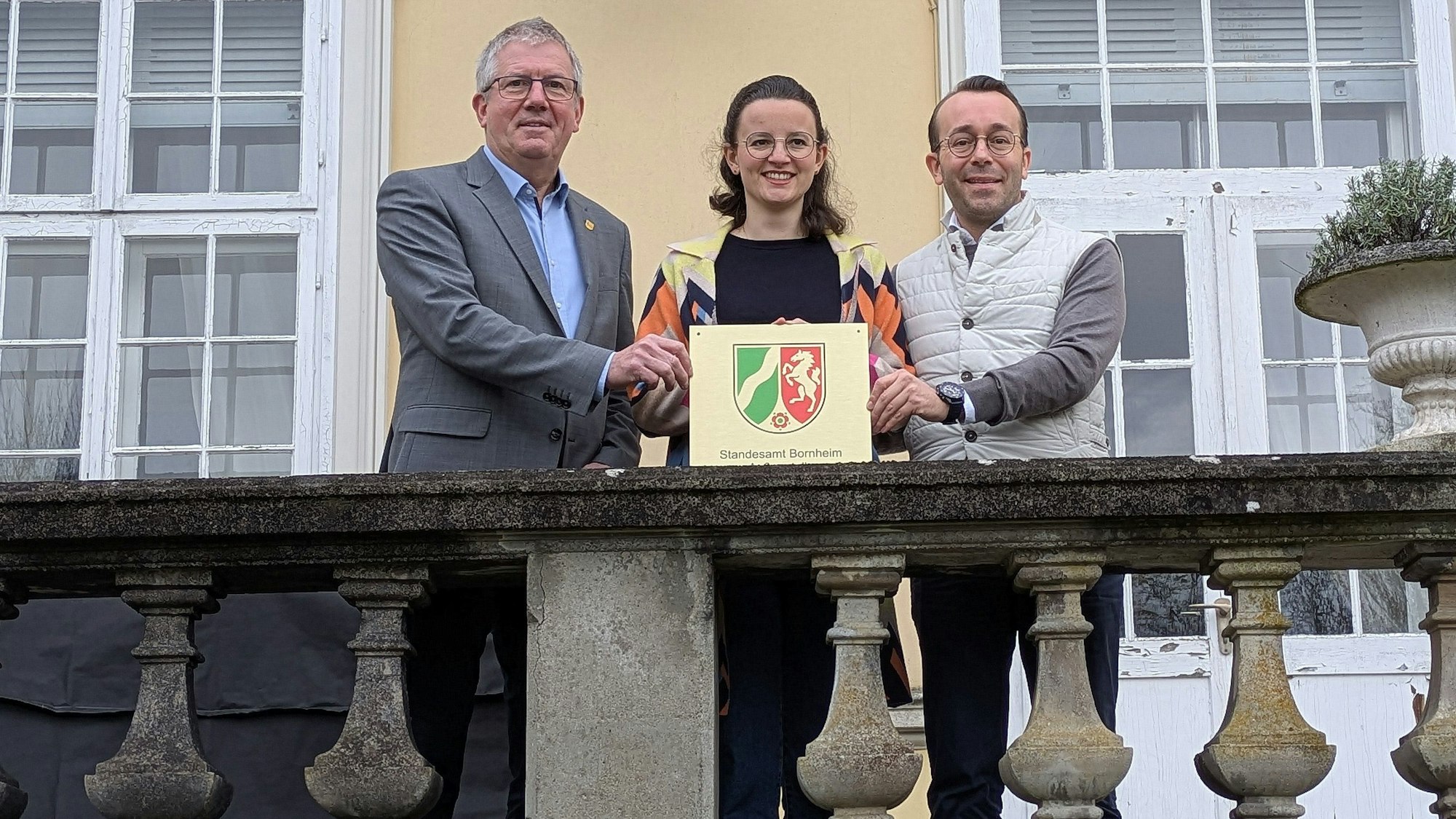 25. November 2024. Das Haus Rankenberg wird neue Außenstelle des Standesamtes Bornheim. Gemeinsam mit Bürgermeister Christoph Becker bringen Anotnie und Maximilian von Kempis die offizielle Plakette am Haus Rankenberg an. Foto: Frank Engel-Strebel