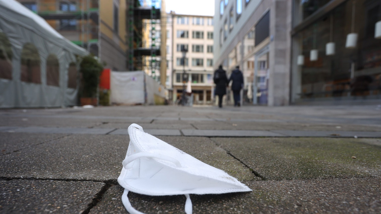 Maskenpflicht, Abstandsregeln, Lockdowns: Der Umgang mit der Corona-Pandemie hat das Vertrauen vieler in Staat und Medien laut Medienforscher Roland Schatz gestört.