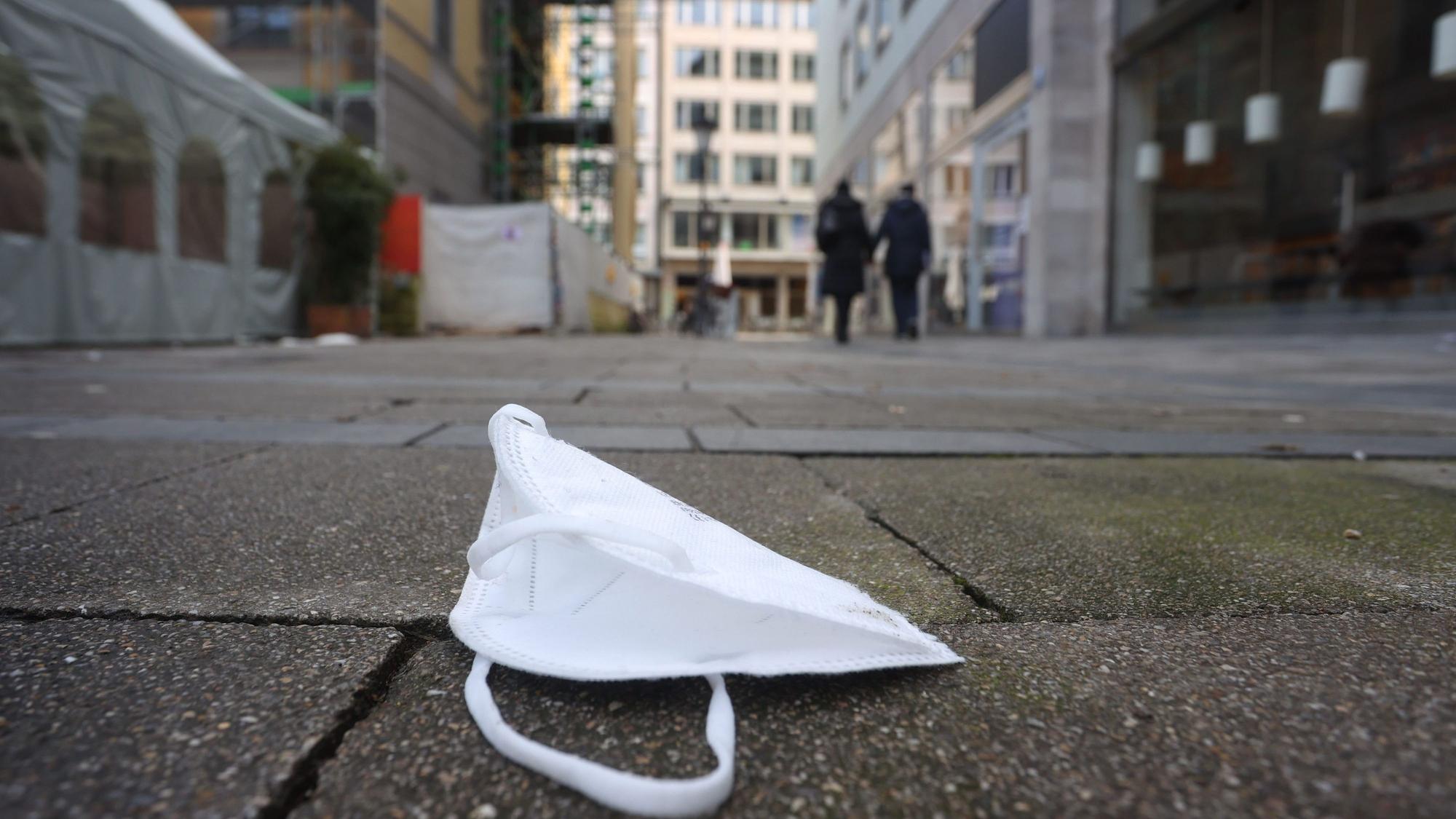 Maskenpflicht, Abstandsregeln, Lockdowns: Der Umgang mit der Corona-Pandemie hat das Vertrauen vieler in Staat und Medien laut Medienforscher Roland Schatz gestört.