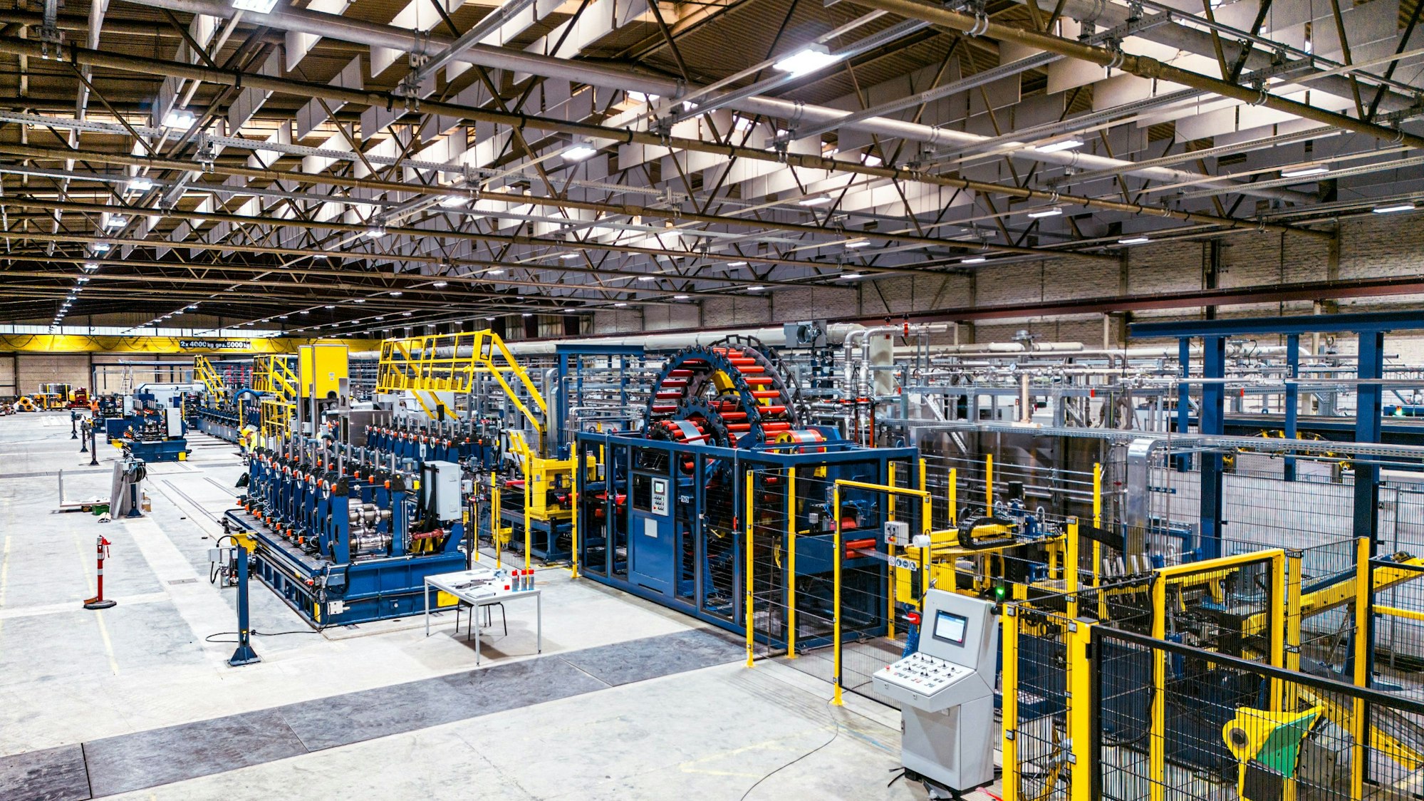 Blick in die große Halle mit der neuen Maschine.