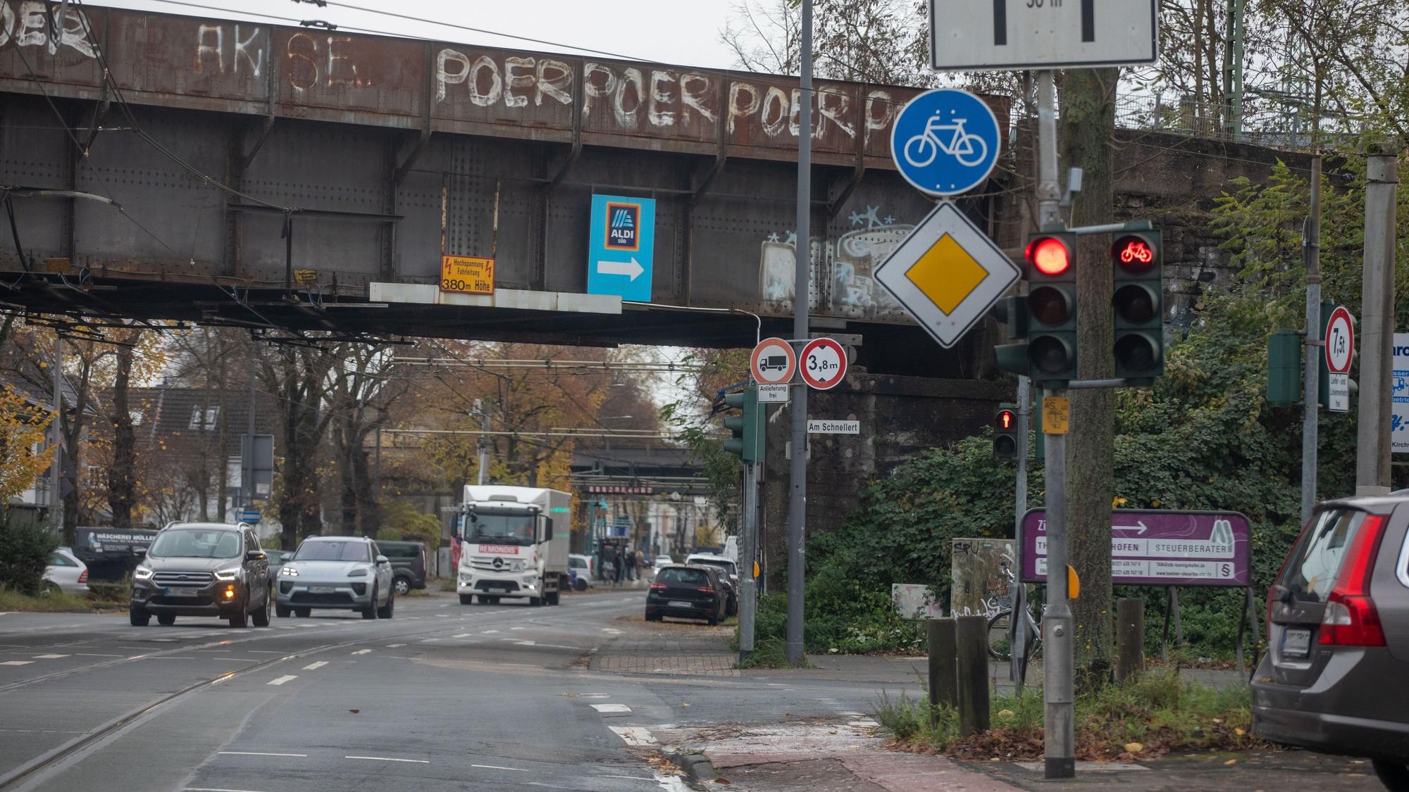Neben dem generellen Lkw-Durchfahrverbot auf der Siegburger Straße in Poll gibt es zusätzlich eine Auflage für den Baustellenverkehr vom Deutzer Hafen.