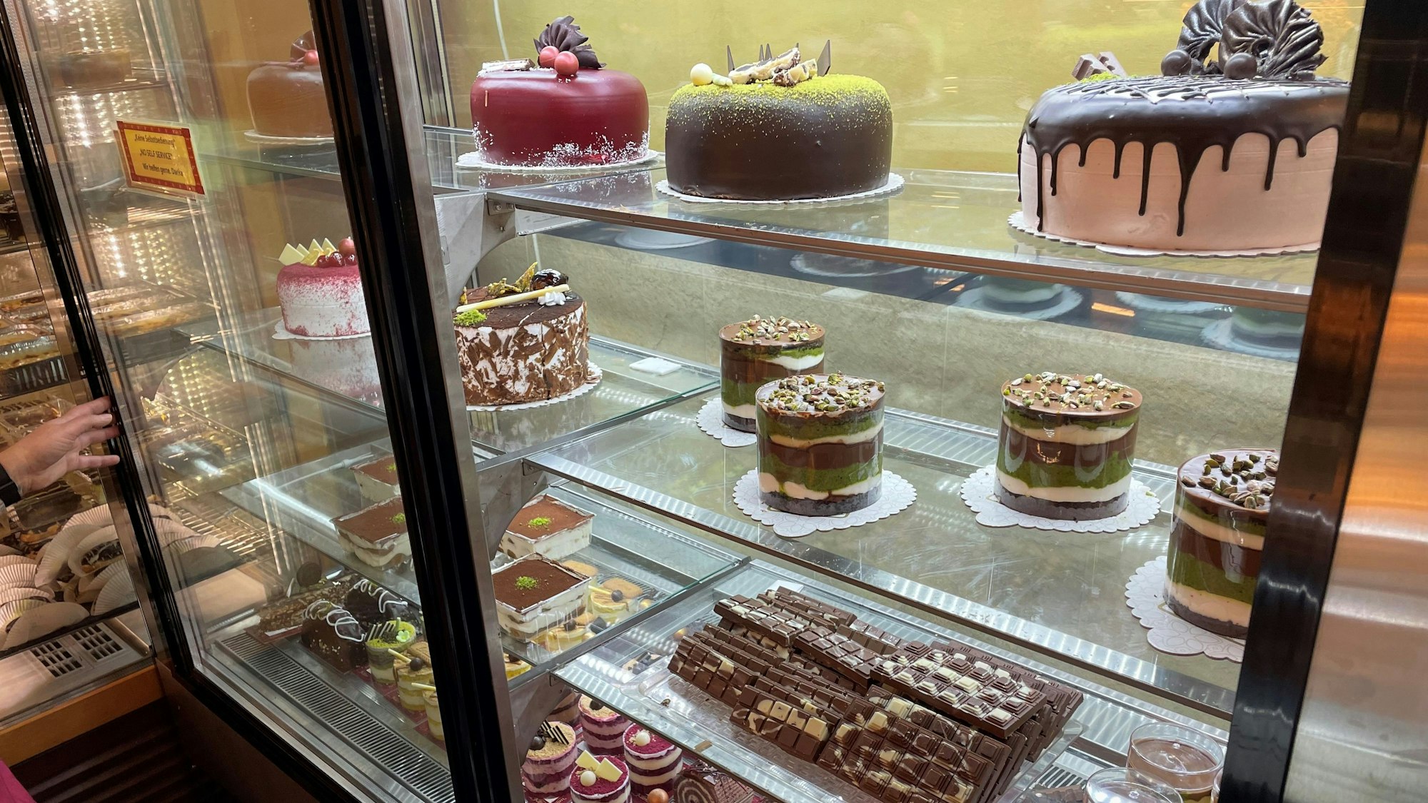 Die Bäckerei „Kilim“ präsentiert ihr großes Angebot an Dubai-inspirierten Kuchen und Torten.