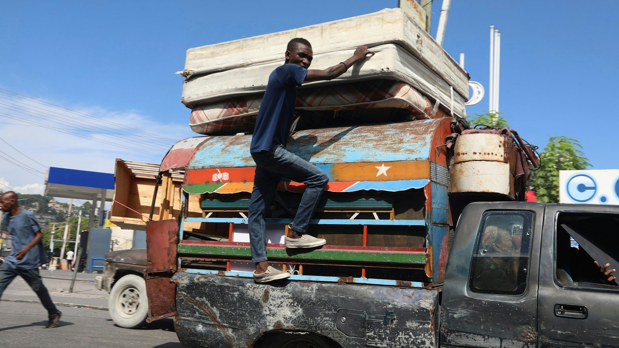 Mit ihrem Hab und Gut versuchen Bewohner von Port-au-Prince der Bandengewalt entkommen.